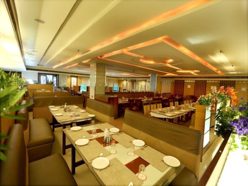 Hotel Sitara Grand Hyderabad Esterno foto